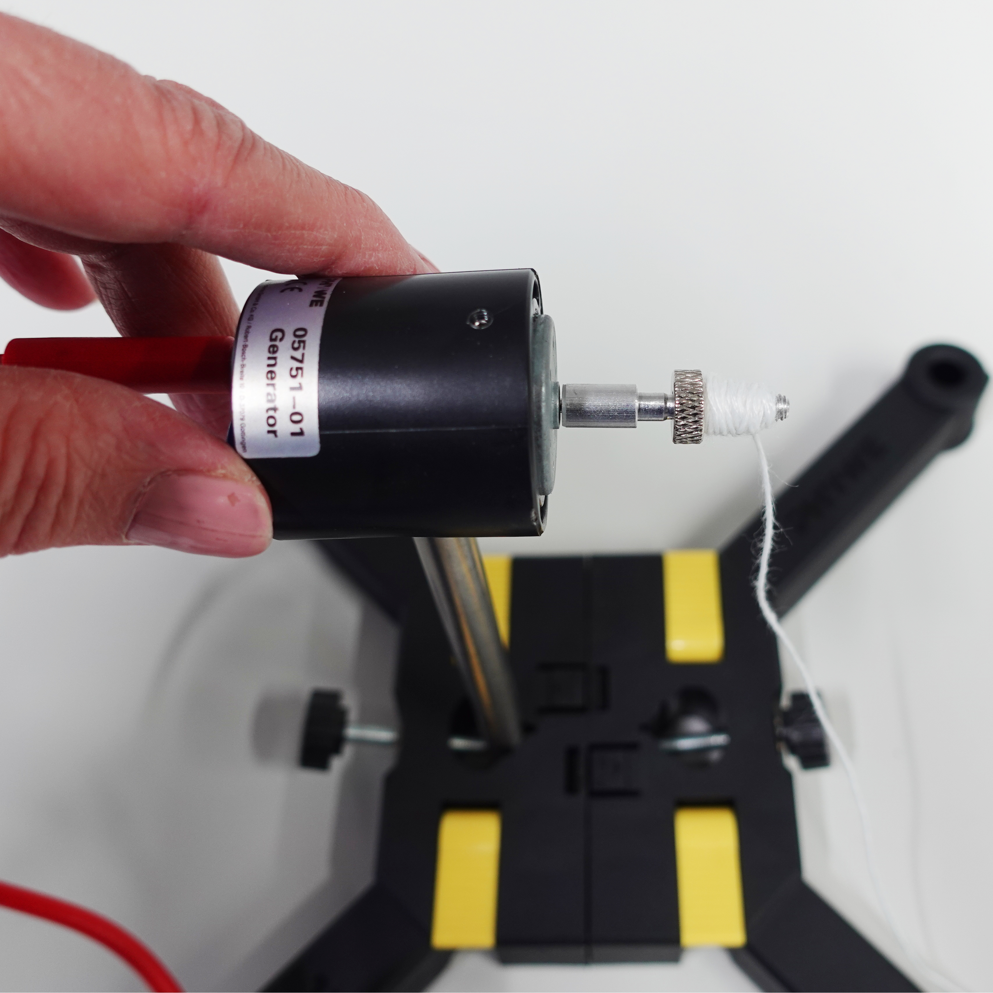 kleiner Generator, bei dem Drehachse mit Schnur umwickelt ist