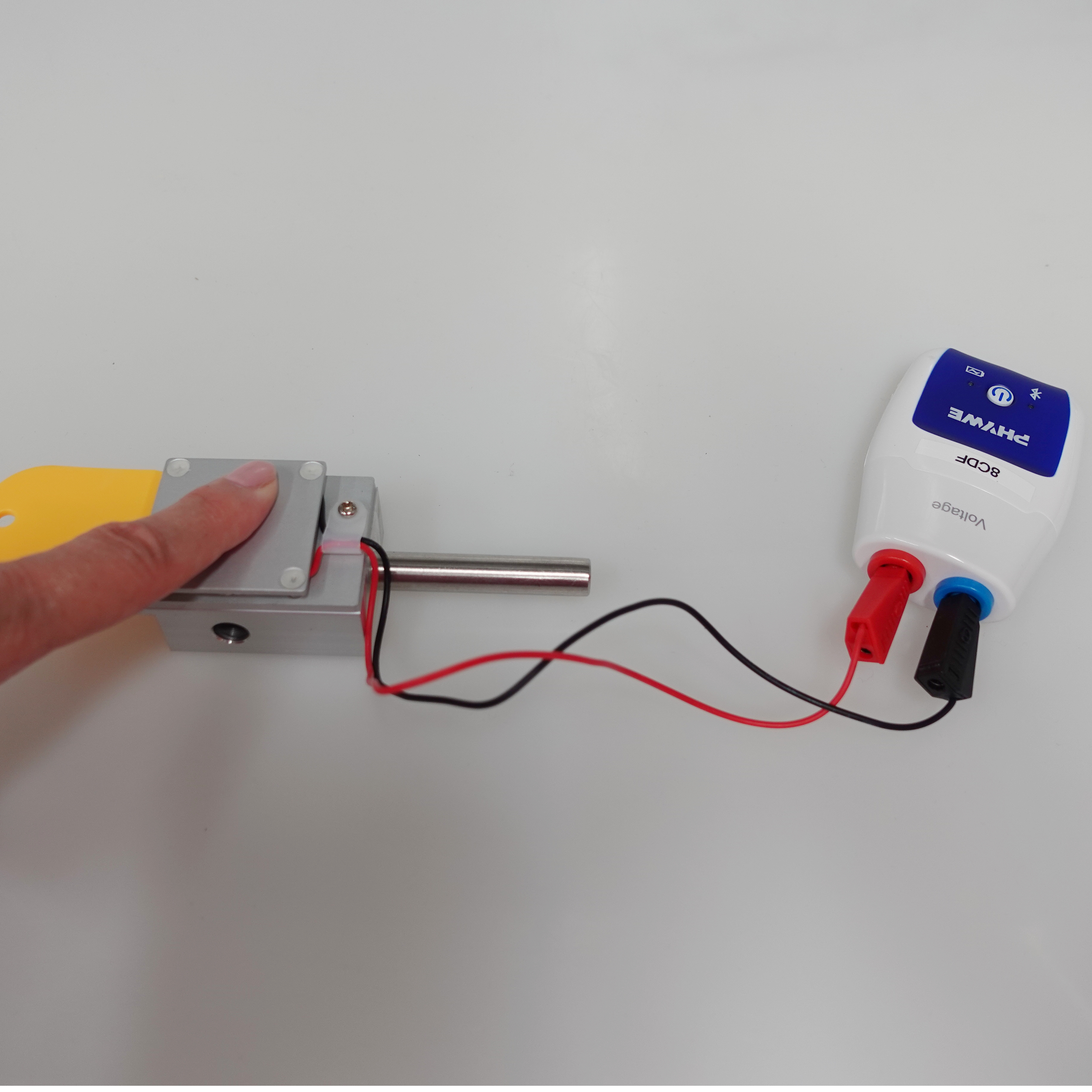 Versuchsaufbau mit einem Finger auf einem Peltierelement und Spannungsmesser